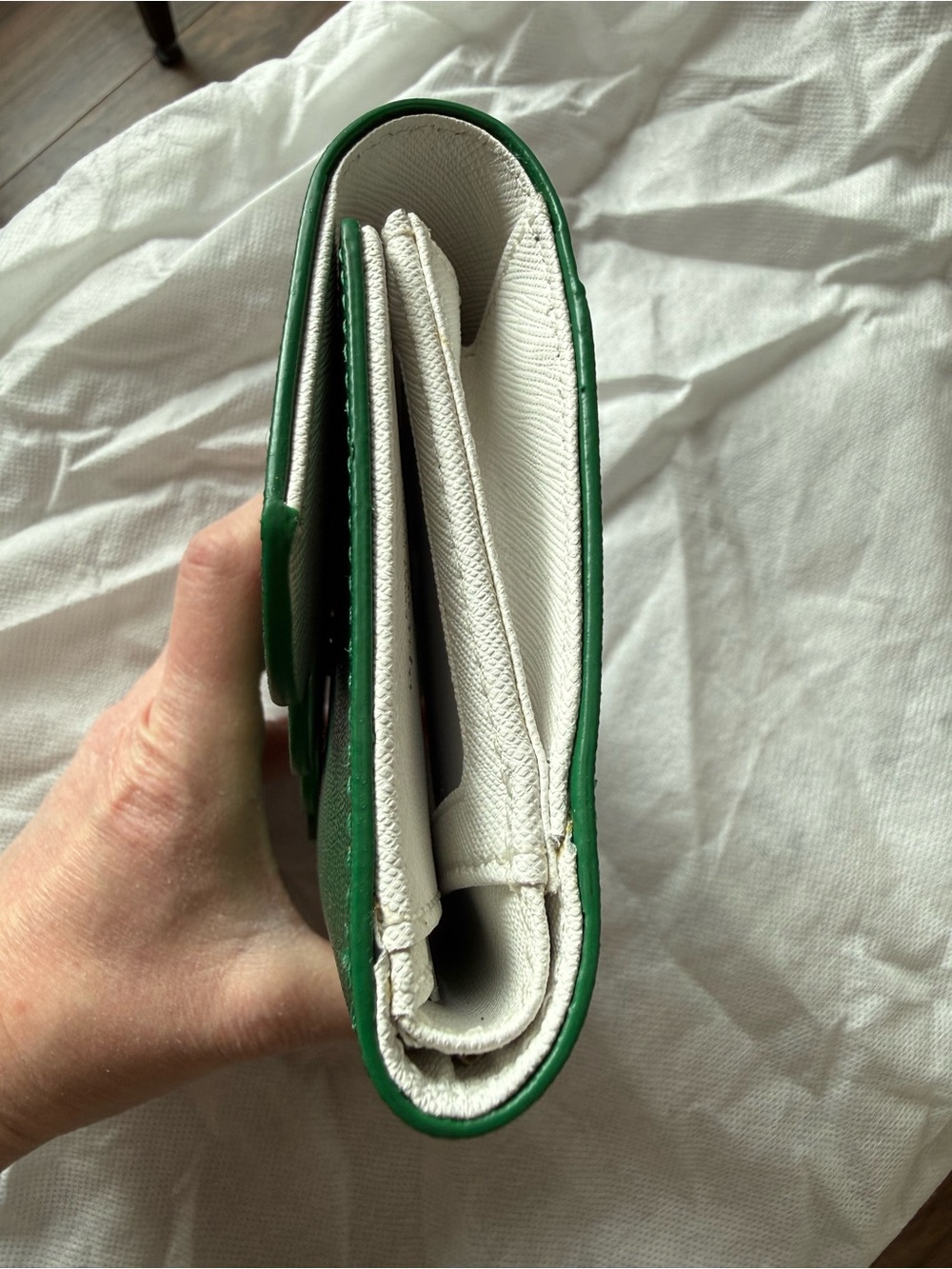 kate spade green scallop-flap wallet with gold logo - Picture 2 of 9